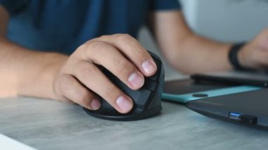 Ofiste Grafik Tasarımcı Fare Kullanıyor ve Grafik Tableti ile Çalışıyor