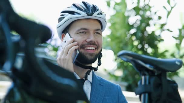 Szczęśliwy Biznesmen Siedzący Schodach Rozmawiający Przez Telefon Rowerem Biznes Koncepcja — Wideo stockowe