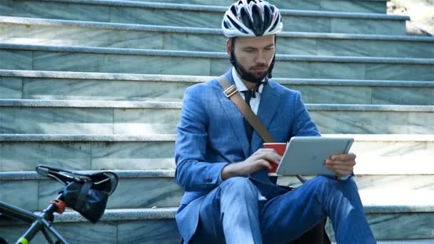 ヘルメット飲料コーヒーの若いビジネスマンとデジタルタブレットを使用しています ビジネスと都市型のコンセプト — ストック動画