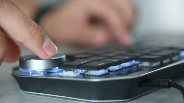 Diseñador Que Trabaja Con Teclado Del Manipulador Ruedas Oficina Casa — Vídeo de stock