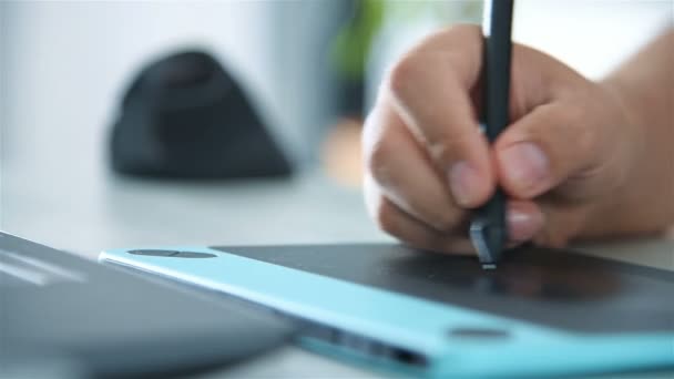 Designer Mãos Usando Tablet Gráficos Laptop Casa Design Criativo Conceito — Vídeo de Stock