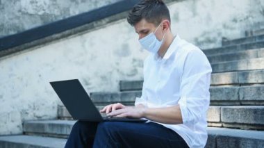 Laptop Klavyesinde Maskeli İşadamı Yazıyor. Pandemia Kapsamlı Kavram