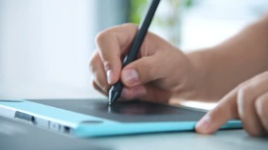 Desinger Eller Merkez Ofiste Dijital Grafik Tableti Kullanıyor. Uzaktan Çalışma ve Tasarım Konsepti