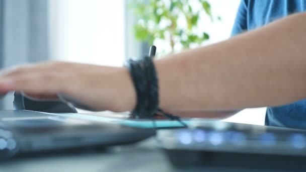 Dijital Kontrol Tekerlek Klavyesi Grafik Tableti Ile Ofiste Çalışan Yaratıcı — Stok video