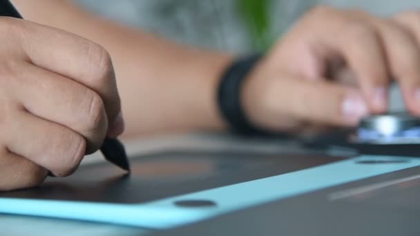 Designer Usando Tablet Gráfico Teclado Roda Controle Digital Trabalho Remoto — Vídeo de Stock
