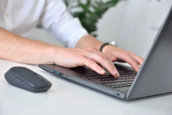 Zakenman Handen Typen Laptop Beroeps Werknemersconcept Sluiten — Stockfoto