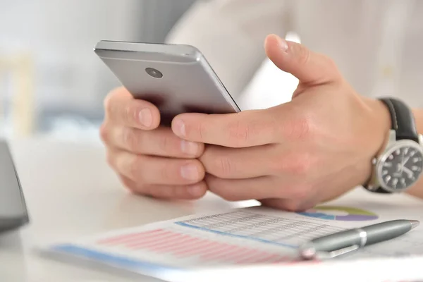 Zakenman Hand Met Behulp Van Mobiele Telefoon Het Analyseren Van — Stockfoto