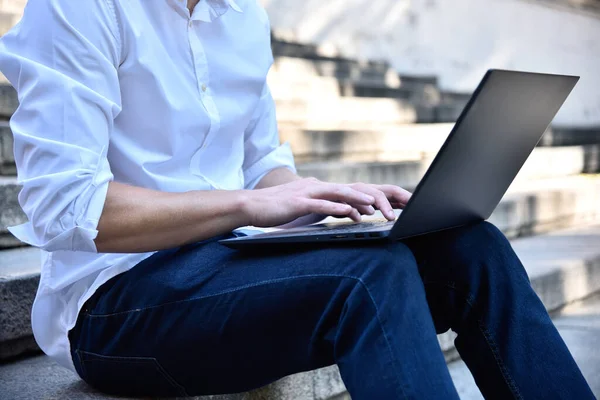 Handelaar Zit Trap Typt Laptop Bedrijfs Onderwijsconcept Sluiten — Stockfoto