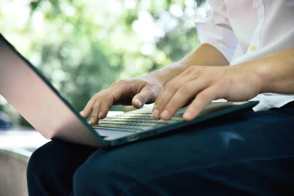 Leerling Zit Het Park Typt Laptop Onderwijs Werkconcept Sluiten — Stockfoto