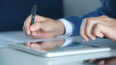 Finansal verilerle çalışmak için dijital tablet bilgisayarı kullanan bir iş adamı. İş ve Yönetim Konsepti.
