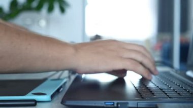 Tasarımcı grafiksel tablet kullanıyor ve dizüstü bilgisayarda daktilo kullanıyor. Uzaktan Çalışma ve Tasarım Konsepti. Yavaş Hareket Efekti.