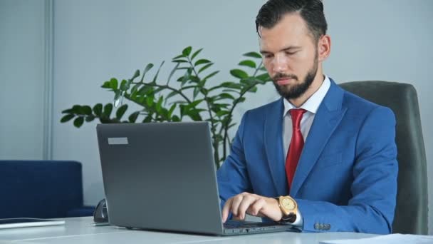 ビジネスマンはオフィスに座り ノートパソコンを入力します 職業と労働者の概念 — ストック動画