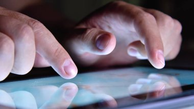 İşadamı dijital tablet bilgisayar ekranı yıllık raporunu analiz ediyor. Finans ve ticaret konsepti. Kapat.