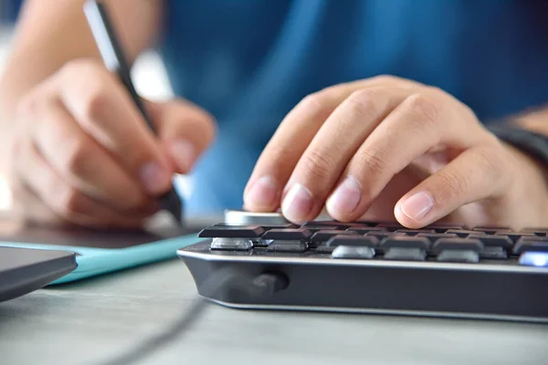 Sluiten Van Mannelijke Handen Met Behulp Van Digitale Grafische Tablet — Stockfoto