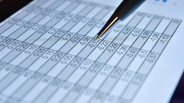 İşadamlarının tablet ekranlara dokunuşlarını borsa grafikleri ve finansal borsa raporlarıyla kapatın. Başarı ve başlatma konsepti.