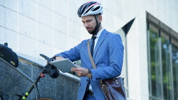 Молодой Бизнесмен Велосипедом Помощью Цифрового Планшетного Компьютера Концепция Бизнеса Городского — стоковое видео