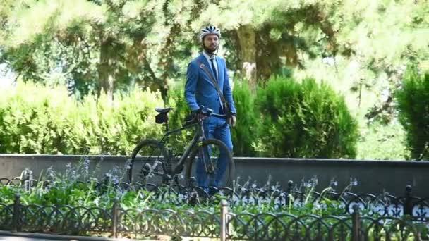 Hipster Businessman Walking Bicycle Till Arbetsplatsen För Att Skydda Miljön — Stockvideo