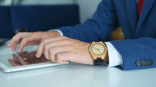 Businessman Hand Wooden Watch Korzystanie Tabletu Raportem Biznesowym Koncepcja Sukcesu — Wideo stockowe
