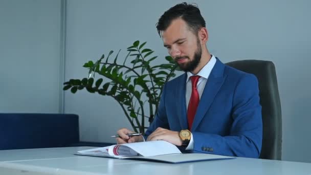 Director Analizando Informe Negocios Documento Señales Concepto Éxito Empresarial Financiero — Vídeo de stock