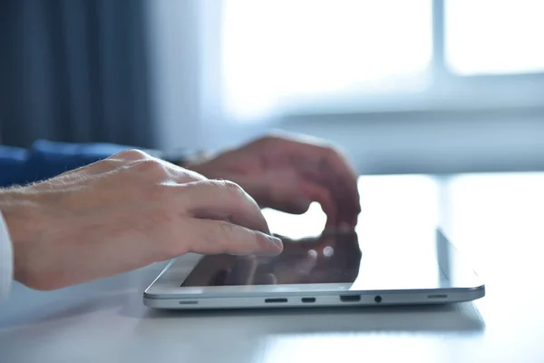 Χέρια Που Χρησιμοποιούν Ψηφιακό Λευκό Tablet Υπολογιστή Επιχειρηματική Και Οικονομική — Φωτογραφία Αρχείου