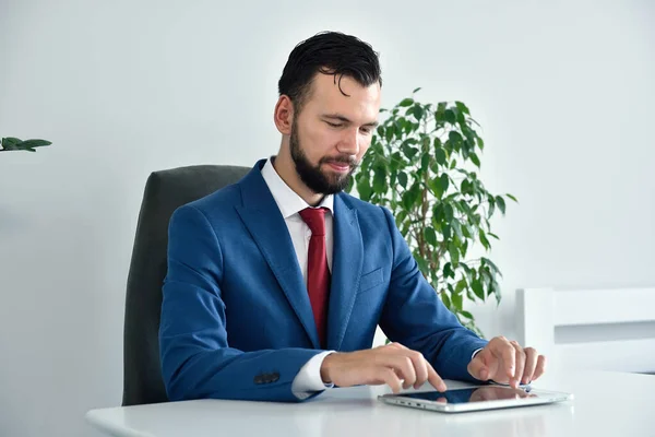 Επιχειρηματίας Κάθεται Στο Σύγχρονο Γραφείο Και Χρησιμοποιώντας Ψηφιακό Υπολογιστή Tablet — Φωτογραφία Αρχείου