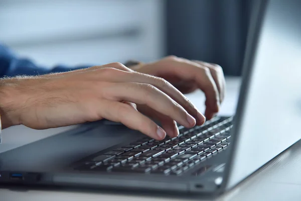 Handen Typen Laptop Toetsenbord Beroeps Werknemersconcept Sluiten — Stockfoto
