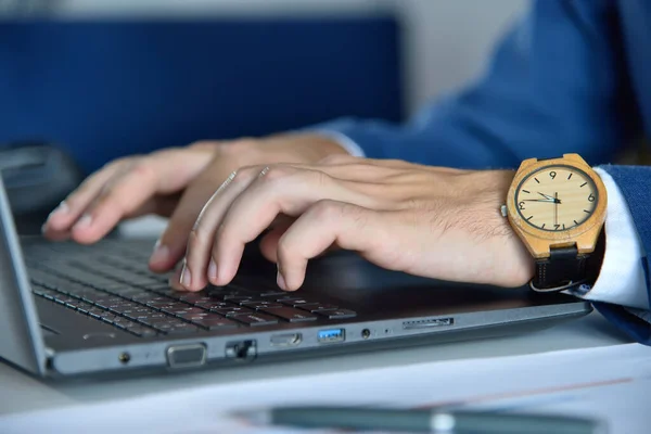 Επιχειρηματίας Χέρια Ξύλινο Ρολόι Πληκτρολογώντας Στο Πληκτρολόγιο Laptop Επάγγελμα Και — Φωτογραφία Αρχείου