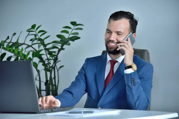 Jeune Homme Affaires Barbu Parlant Téléphone Dans Bureau Moderne Profession — Photo