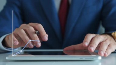 Önplanda dijital tabletle çalışan işadamı, finans, ticaret, dijital tasarım, iş planlaması ve yatırım başarısını gösteren borsa büyüme tablosu,.