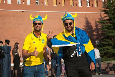 Moskova, Rusya - 16 Haziran 2018: İsveç futbol taraftarları kırmızı kare üzerinde arka planda Kremlin Duvarı'nın