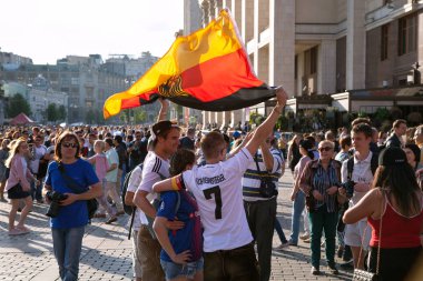 Moskova, Rusya - 16 Haziran 2018: Alman futbol taraftarları ile Kızıl Meydan bayrağı