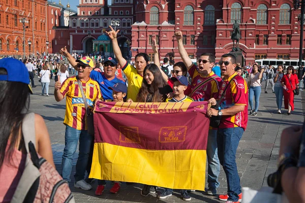 Moskova, Rusya - 16 Haziran 2018: Kolombiya futbol taraftarları kırmızı Meydanı Moskova. Futbol Dünya Kupası