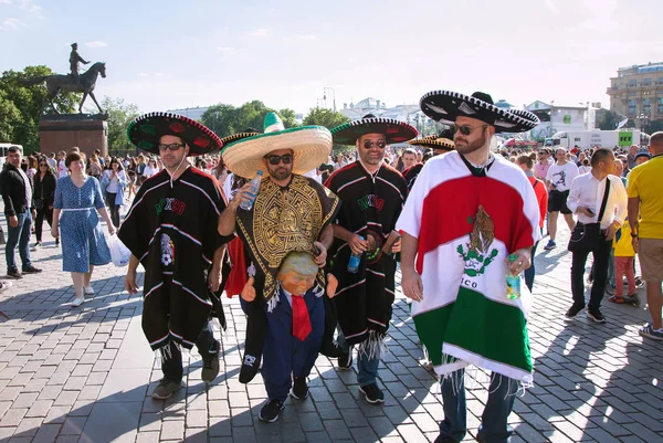 Moskova, Rusya - 16 Haziran 2018: Meksika futbol Kızıl Meydan Moskova'daki taraftarlara. Futbol Dünya Kupası