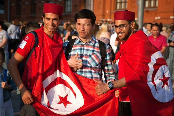 Moskva Ryssland Juni 2018 Tunisiska Fotbollsfans Med Tunisiska Flaggor Röda — Stockfoto