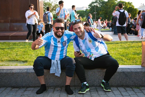 Moskova, Rusya - 16 Haziran 2018: Arjantinli futbol Kızıl Meydan Moskova'daki taraftarlara. Futbol Dünya Kupası.
