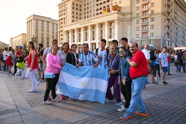 Moskova, Rusya - 16 Haziran 2018: Arjantinli futbol taraftarları kırmızı Meydanı Moskova'nda Arjantin bayrağı ile. Futbol Dünya Kupası.