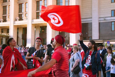 Moskova, Rusya - 16 Haziran 2018: Tunus futbol taraftarları kırmızı kare Moskova'da Tunus bayrakları ile. Futbol Dünya Kupası.