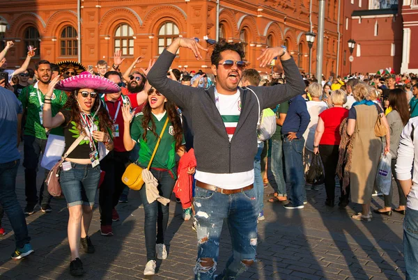 Moskova, Rusya - 16 Haziran 2018: Meksika futbol Kızıl Meydan Moskova'daki taraftarlara. Futbol Dünya Kupası.