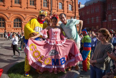 Moskova, Rusya - 16 Haziran 2018: Kolombiya futbol taraftarları kırmızı Meydanı Moskova. Futbol Dünya Kupası
