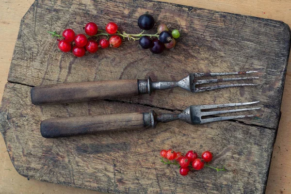 Retro Forks Wooden Handles Currant Berry Old Cutting Board Top — Stock Photo, Image