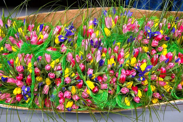 Vele Boeketten Met Kleurrijke Tulpen — Stockfoto