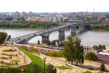 Nizhny Novgorod, Rusya - 15 Ağustos 2018: Kanavinsky köprü ve Oka Nehri