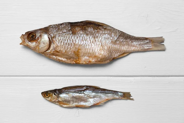 白い背景に塩漬け乾燥魚 — ストック写真