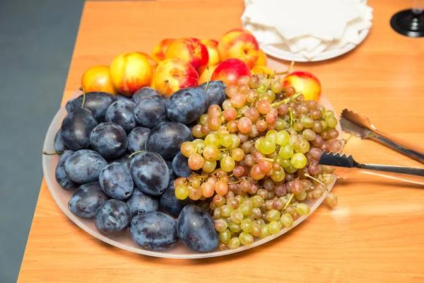 Płyta Dojrzałe Owoce Śliwki Brzoskwinie Winogrona — Zdjęcie stockowe