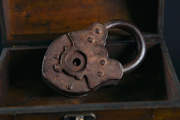 Vecchio Lucchetto Vintage Una Scatola Legno — Foto Stock