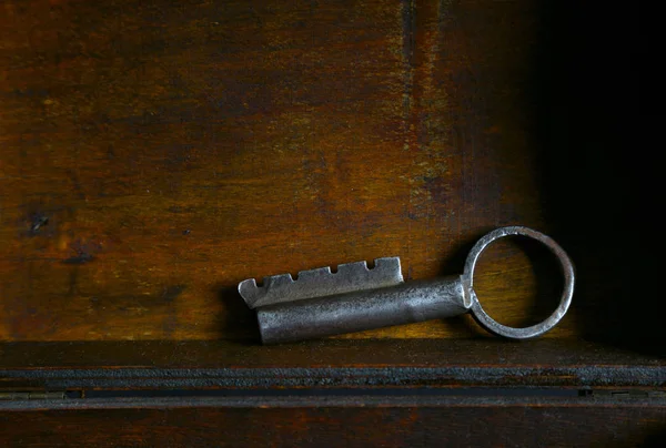 ビンテージ ヴィンテージの木製の背景に興味深い金属製のキー — ストック写真