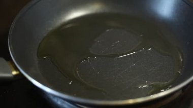 Sosis bir plaka üzerinde bir kızartma tavası dökmek