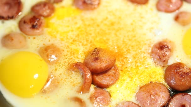 Смажені Яйця Сосисками Спеціями Сковороді — стокове відео