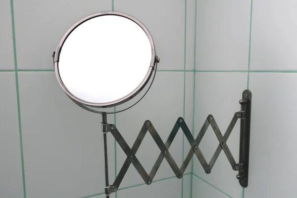Beweglicher Spiegel Badezimmer — Stockfoto