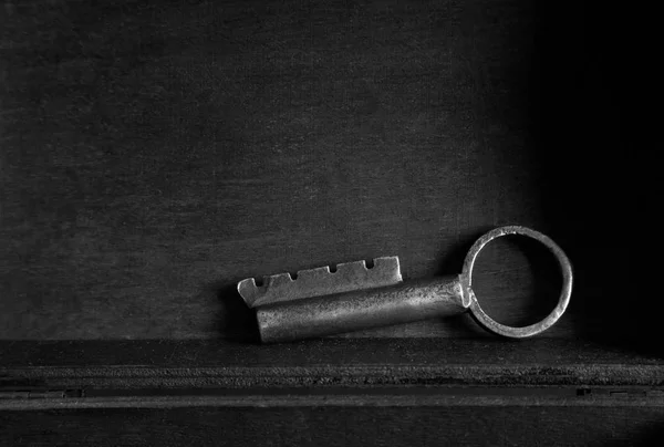 Ahşap Arka Plan Üzerinde Vintage Metal Anahtar Çok Boş Alan — Stok fotoğraf
